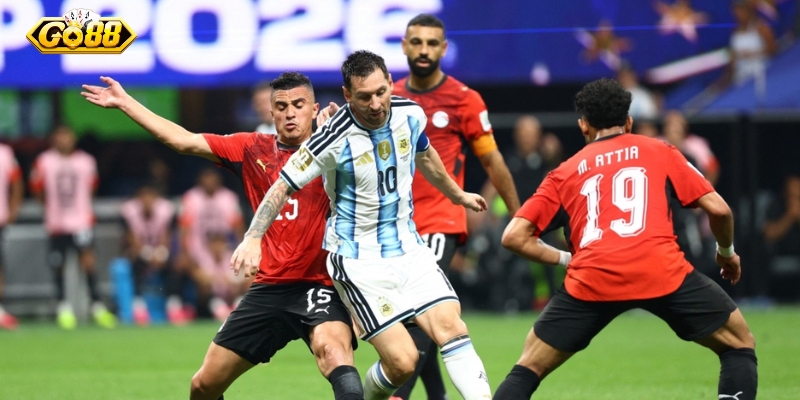 Hiệp 1 đầy ám ảnh khi Ai Cập dẫn trước và Messi xịt pen