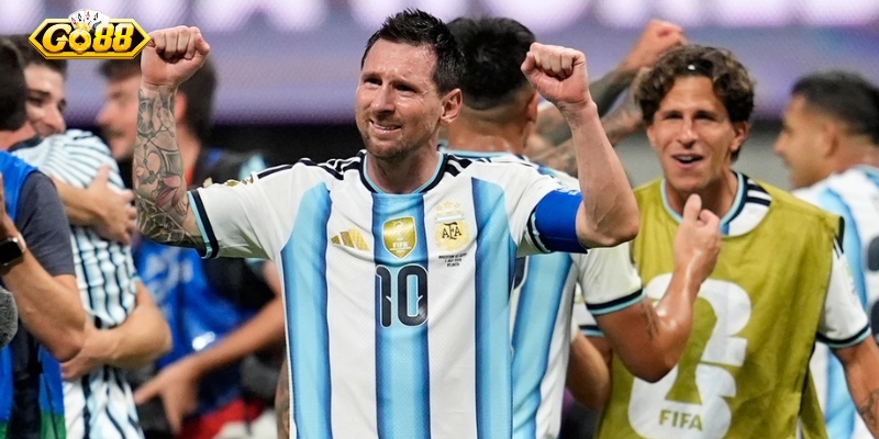 Lionel Messi chuộc lỗi bằng siêu phẩm ở phút 83